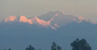 পঞ্চগড়ে দেখা মিলছে মায়াবী কাঞ্চনজঙ্ঘার; দর্শনার্থীদের ভিড় উত্তরের সীমান্তে