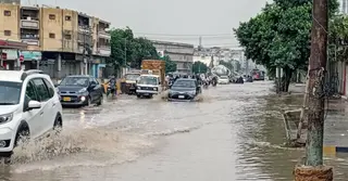 প্রবল বর্ষণে পাকিস্তান-ভারত: করাচি অচল, মুম্বাই মনোরেল থেকে ৭ শতাধিক যাত্রী উদ্ধার