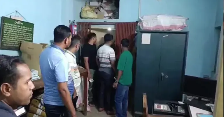 কৃষি ব্যাংকের প্রধান দরজা ও ভল্ট ভেঙে চুরি