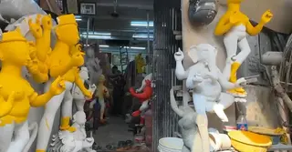 দেবী দুর্গার অপেক্ষায় কুমোরটুলি; শিল্পীদের ব্যস্ততার মাঝে পর্যটকদের ভিড়