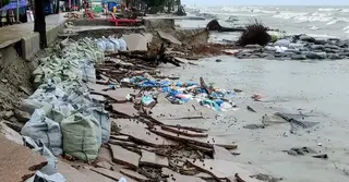 কুয়াকাটায় নির্মাণের আগেই ধসে পড়েছে সৈকত সড়ক