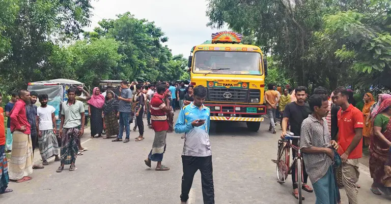 অটোচালকের মরদেহ উদ্ধারের পর এলাকাবামীর বিক্ষোভ