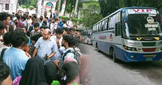 ইবির নারী শিক্ষার্থীকে মারধরের অভিযোগ, বাস আটকে বিক্ষোভ