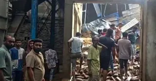 কুষ্টিয়ায় বজ্রপাতে রাইস মিলের গোডাউনে আগুন, ভবনে ধস