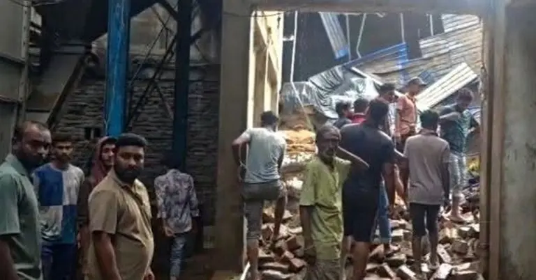 জ্রপাতে রাইস মিলের গোডাউনে আগুন