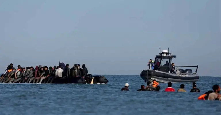 নৌকাডুবিতে  অভিবাসীদের উদ্ধারকাজ চলছে