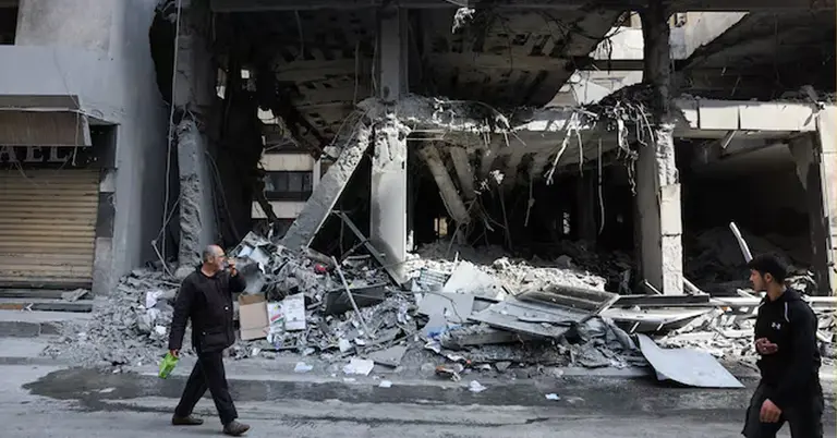 হিজবুল্লাহ ও ইসরাইলের মধ্যে উত্তেজনা বৃদ্ধির পর লেবাননের মধ্য বৈরুতের জুকাক আল-ব্লাত এলাকায় ক্ষতিগ্রস্ত এক ভবন