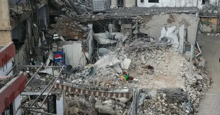 লেবাননের একটি ভবনের ধ্বংসাবশেষ