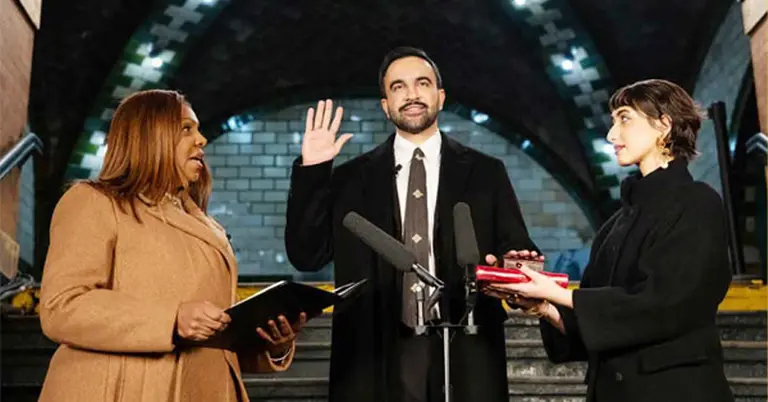 কোরআন হাতে শপথ গ্রহণ করছেন মামদানি