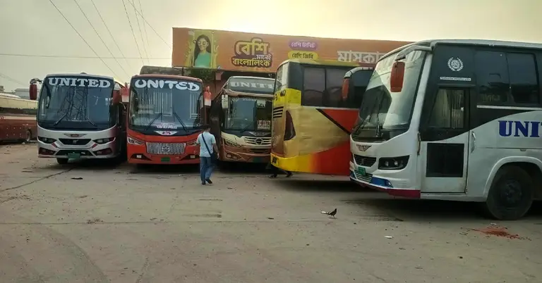বাস টার্মিনালে দাঁড়িয়ে আছে বাস
