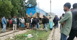 গফরগাঁওয়ে রেললাইন খুলে ফেলায় ট্রেনের ২বগি লাইনচ্যুত, ট্রেন চলাচল বন্ধ