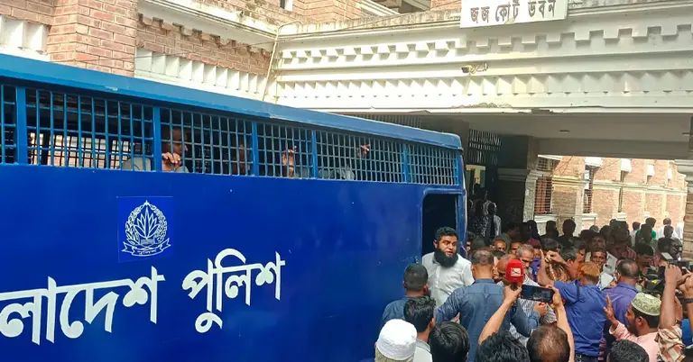 আসামিদের আদালতে নেয়া হচ্ছে