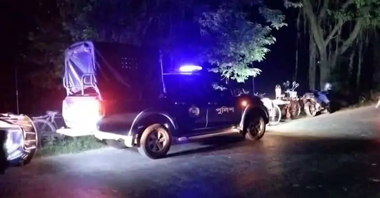 মরদেহ উদ্ধার করে নিয়ে যাওয়া হচ্ছে