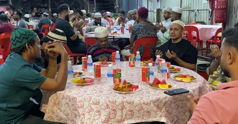 ইফতারের আগে দোয়ারত মালয়শিয়া প্রবাসী বাংলাদেশিরা