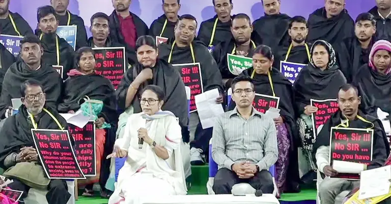 সাংবাদিকদের সঙ্গে আলাপকালে পশ্চিমবঙ্গের মুখ্যমন্ত্রী মমতা বন্দ্যোপাধ্যায়