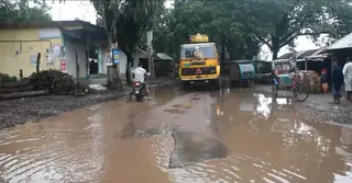 মানিকগঞ্জে ১০ কিমি সড়ক যেন মরণ ফাঁদ; স্থবিরতা ব্যবসা-বাণিজ্যে