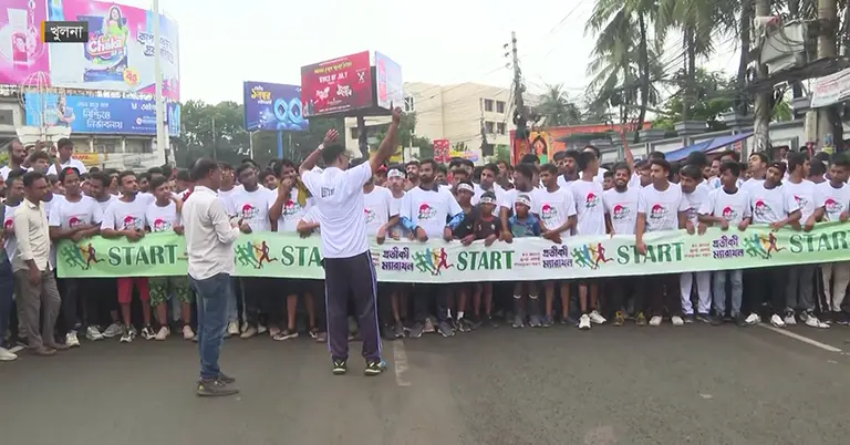 খুলনায় ম্যারাথনে অংশ নিয়েছে প্রতিযোগীরা