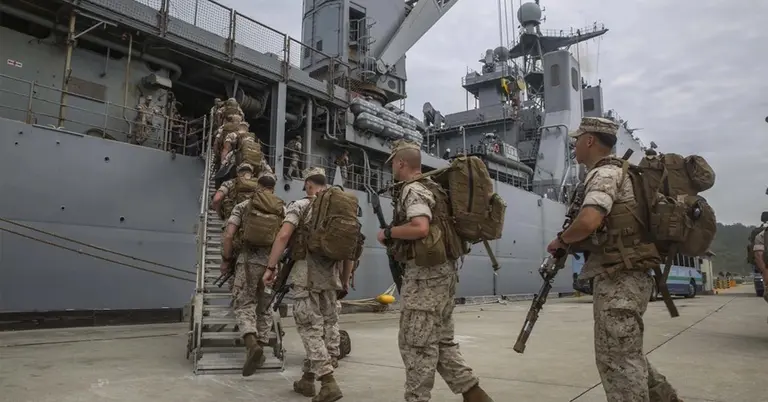 সামরিক জাহাজে উঠছেন মার্কিন সেনাসদস্যরা