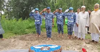 নিহত শিক্ষিকা মাসুকার কবরে পুষ্পস্তবক ও গার্ড অব অনার দিলো বিমানবাহিনী