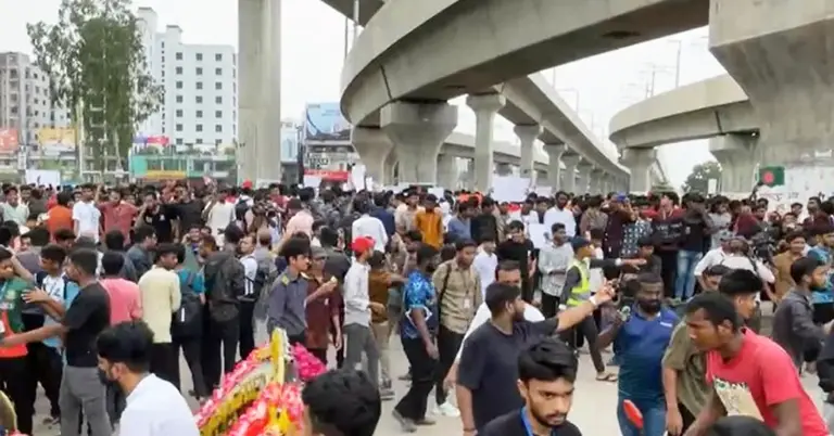 পুলিশের সঙ্গে মাইলস্টোন শিক্ষার্থীদের ধাওয়া-পাল্টা ধাওয়া