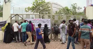 পাঁচ দিন পরও মাইলস্টোন স্কুলের সামনে উৎসুক জনতার ভিড়
