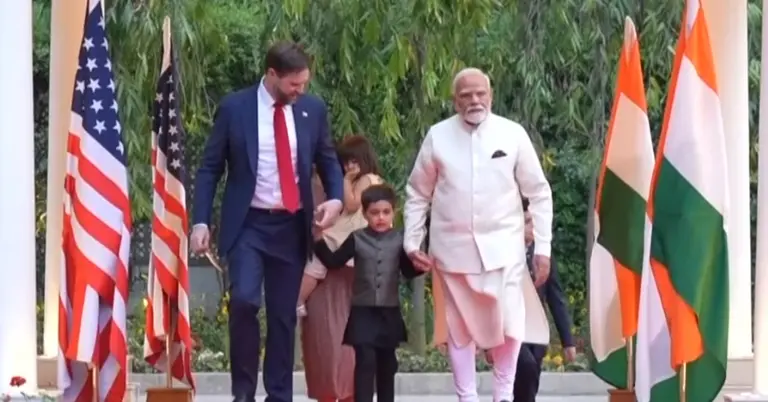 ভ্যান্স এবং তার পরিবারকে সাথে নিয়ে নিজ বাসভবনে প্রবেশ করছেন মোদি
