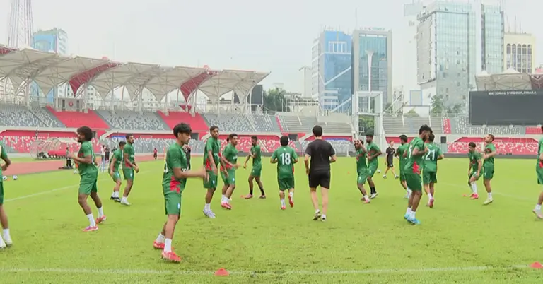 ফুটবল অনুশীলন করছে খেলোয়াররা