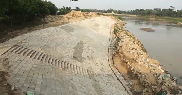 বন্ধ হয়ে আছে বাঁধের কাজ