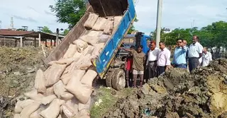 মৌলভীবাজারে পঁচে যাওয়া ২৩৪ বস্তা চাল মাটিচাপা দিল প্রশাসন