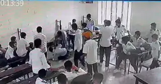 মুন্সিগঞ্জে সহপাঠীর ঝগড়া: শ্রেণিকক্ষে ঢুকে শিক্ষার্থীকে আছাড়, আটক অভিভাবক