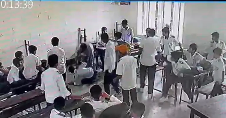 শ্রেণিকক্ষে ঢুকে শিক্ষার্থীকে আছাড়