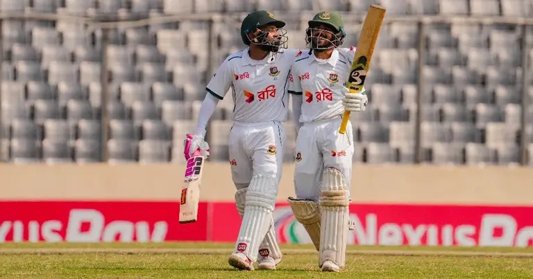 মুশফিকুর রহিম ও মমিনুল হকের ড্রেসিংরুমের দিকে ফেরার মুহূর্ত