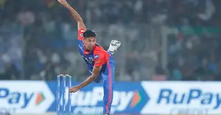 দল বড় ব্যবধানে হারলেও বল হাতে উজ্জ্বল মোস্তাফিজ