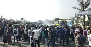 নারায়ণগঞ্জে অনির্দিষ্টকালের জন্য বন্ধ পোশাক কারখানা, শ্রমিকদের বিক্ষোভে মহাসড়ক অবরোধ