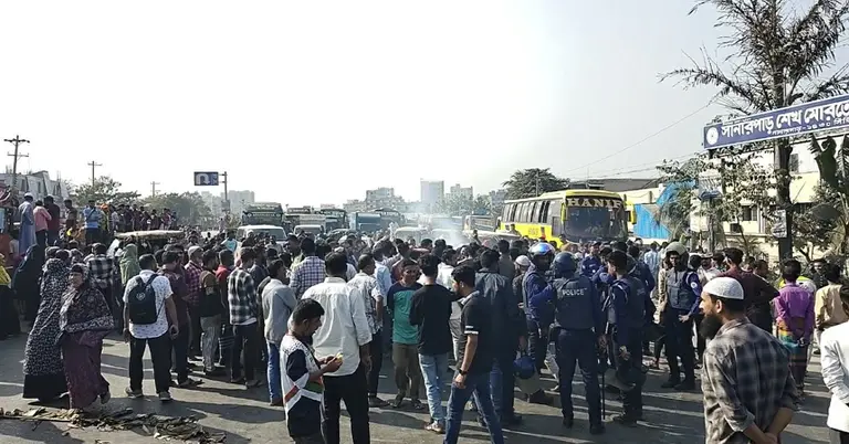 শ্রমিকদের বিক্ষোভ ও মহাসড়ক অবরোধ