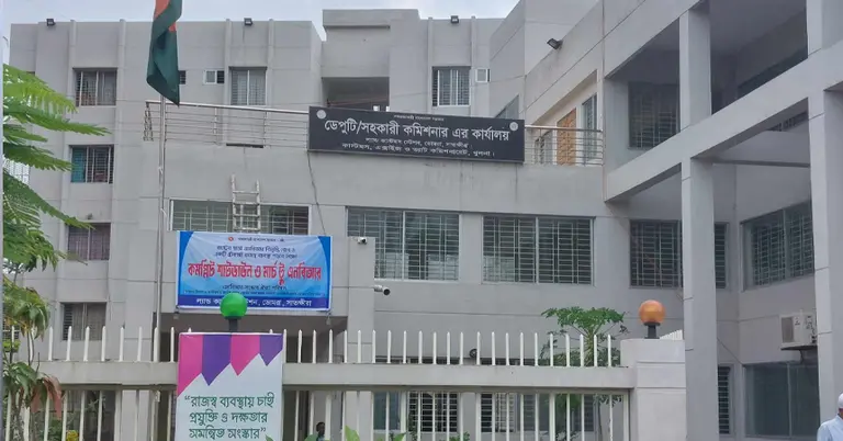 কমপ্লিট শাটডাউনে অচল ভোমরা বন্দর: দুর্ভোগে ব্যবসায়ী ও শ্রমিকরা