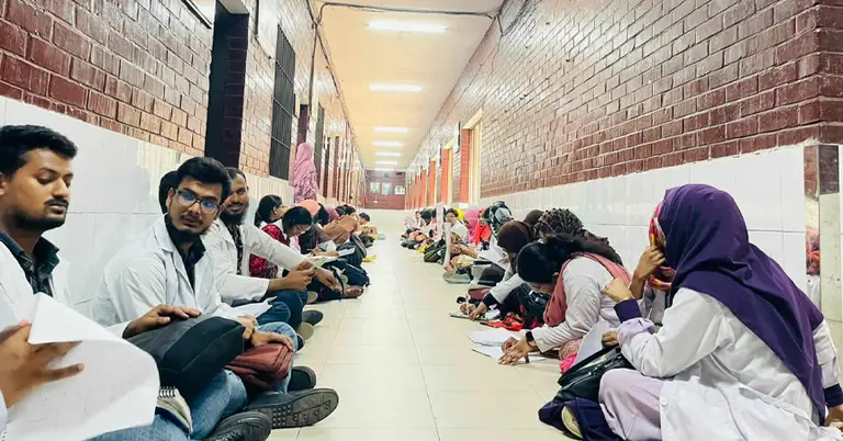 শিক্ষার্থীদের অবস্থান কর্মসূচি