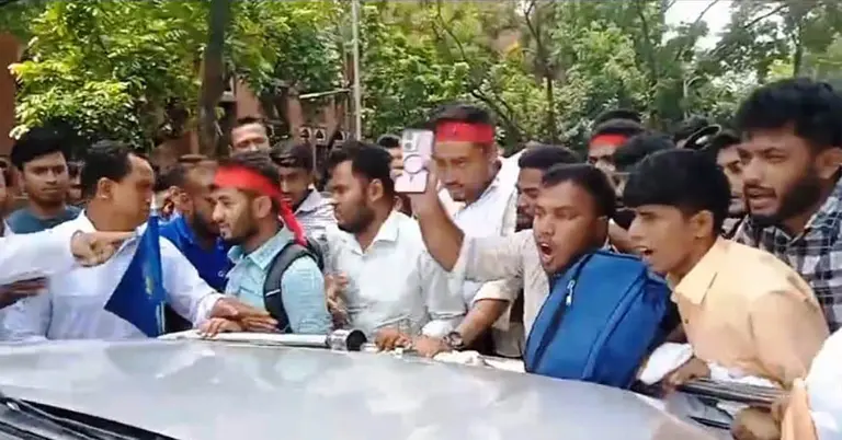 জাতীয় বিশ্ববিদ্যালয়ে মানববন্ধন করেছেন একদল শিক্ষার্থী