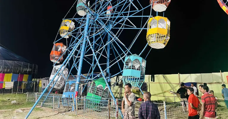বালিতে দেবে কাঁত হয়ে পড়া নাগরদোলা
