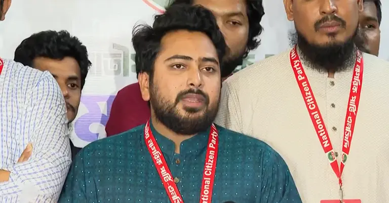 ব্ক্তব্য রাখছেন এনসিপির আহ্বায়ক নাহিদ ইসলাম