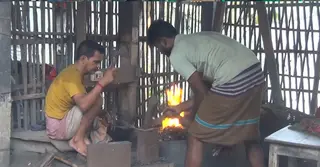 কোরবানি ঈদ ঘিরে নড়াইলে কামারশালায় বেড়েছে ব্যস্ততা