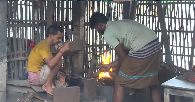 নড়াইলে কামারশালায় তৈরি হচ্ছে বিভিন্ন গৃহস্থালি জিনিস