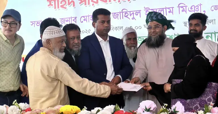 চেক প্রদান করছেন জেলা প্রশাসক