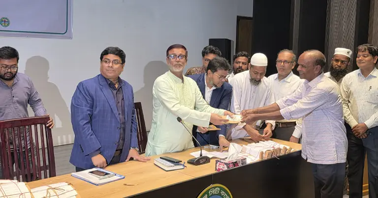 অ্যাড. মো. সাখাওয়াত হোসেন খান অনুদান বিতরণ করছেন