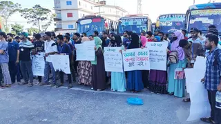 নরসিংদীতে টেক্সটাইল ইঞ্জিনিয়ারিং শিক্ষার্থীদের মহাসড়ক অবরোধ