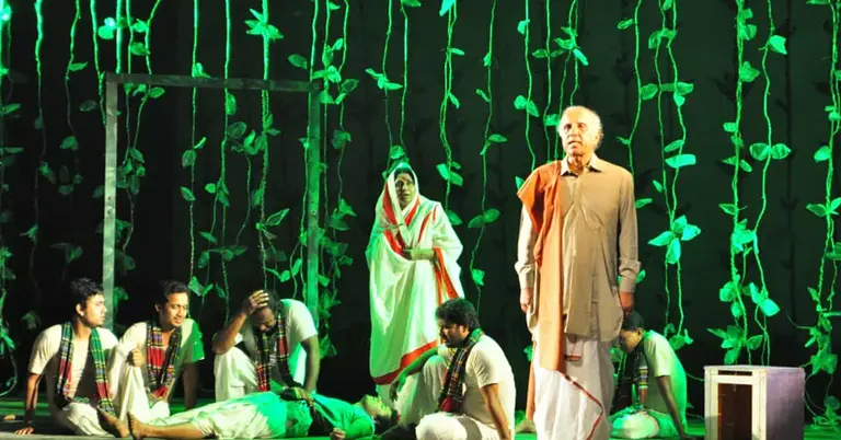 থিযেটারে নাটক চলছে