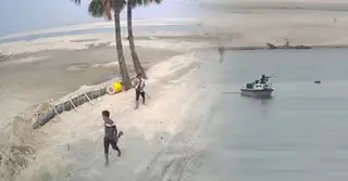 প্রায় ১০ কোটি টাকার বালু মহাল ঘিরে প্রকাশ্যে অস্ত্রের মহড়া