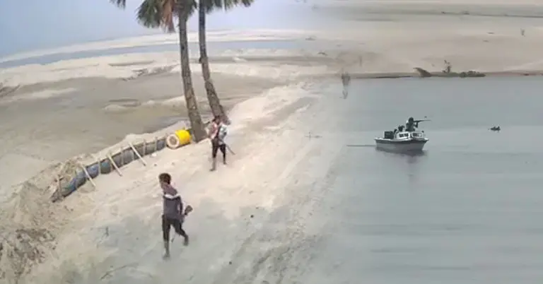 সন্ত্রাসীদের প্রকাশ্যে অস্ত্রের মহড়া