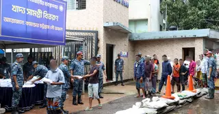 বন্যাদুর্গত ও পানিবন্দি মানুষের পাশে বাংলাদেশ নৌবাহিনী