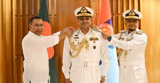 নতুন নৌপ্রধানকে ভাইস এডমিরাল র‍্যাংক ব্যাজ পড়িয়ে দিলেন প্রধানমন্ত্রী